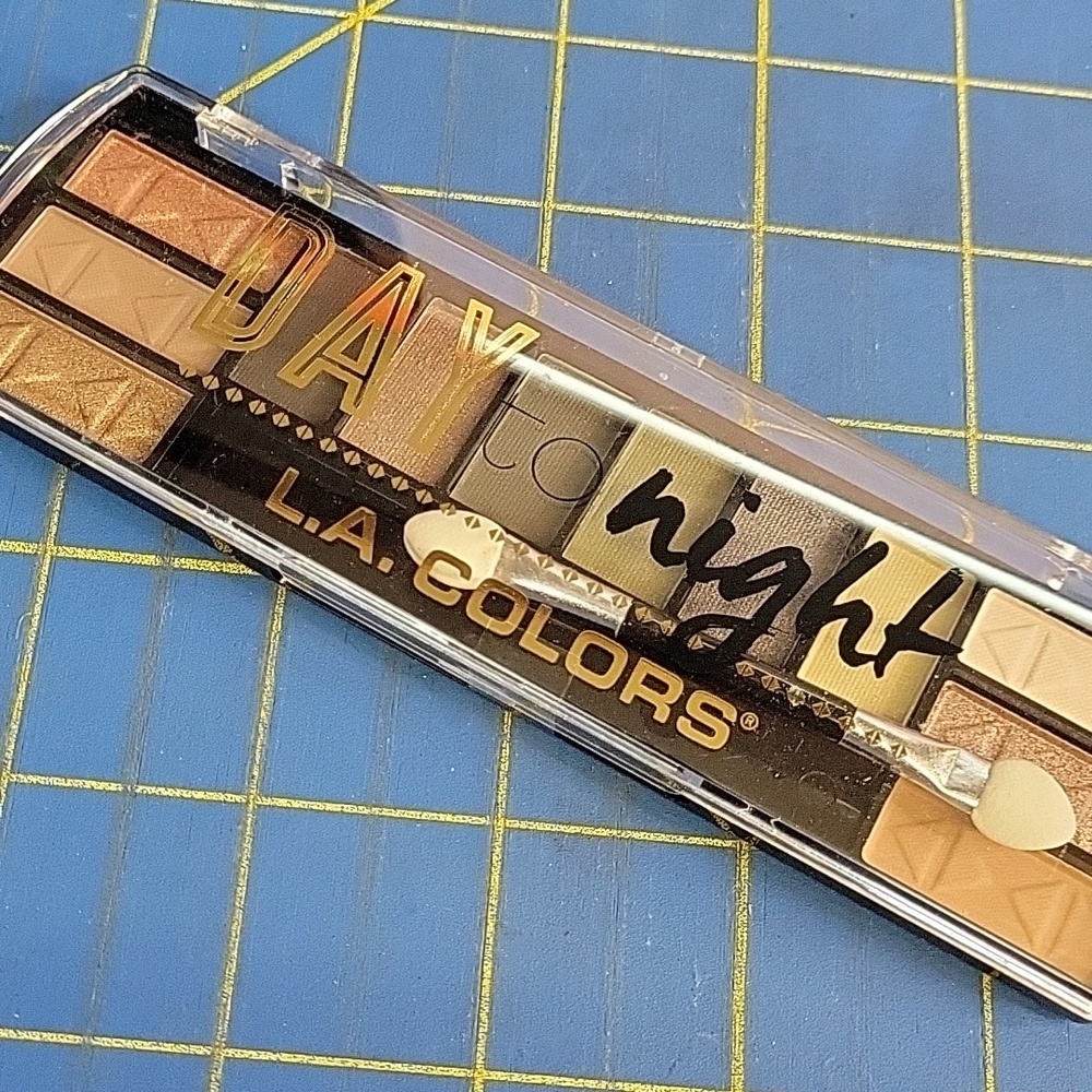 L.A. Colors Versatile Eyeshadow Palette New Sealed - Sunrise